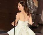 Emma Stone piange e mostra l'abito strappato mentre accetta l'Oscar come miglior attrice: 'Non guardate!'