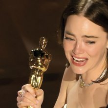 Oscar 2024: Emma Stone si commuove durante il discorso di ringraziamento