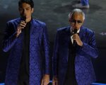 Andrea Bocelli e il figlio Matteo cantano Con te partirò nell'emozionante momento In Memoriam degli Oscar 2024