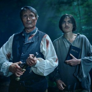 La terra promessa: Mads Mikkelsen con Gustav Lindh in una scena