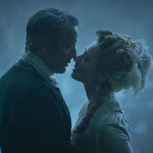 La terra promessa: Mads Mikkelsen, Kristine Kujath Thorp in una scena romantica
