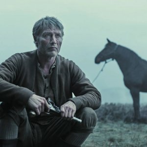 La terra promessa: Mads Mikkelsen in una scena tratta dal film
