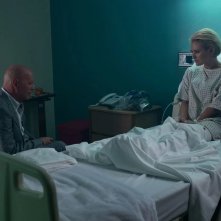 Trauma Center: Bruce Willis, Nicky Whelan in una scena