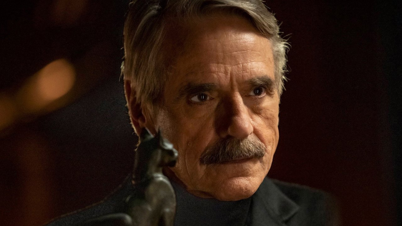 Primo piano di Jeremy Irons in Uomini e dei