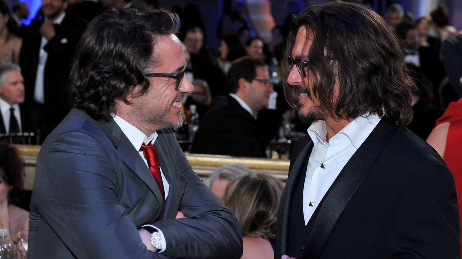 Johnny Depp cancella la foto photoshoppata con Robert Downey Jr. dopo gli Oscar 2024
