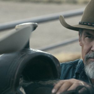 Outer Range: un primo piano di Josh Brolin nella seconda stagione