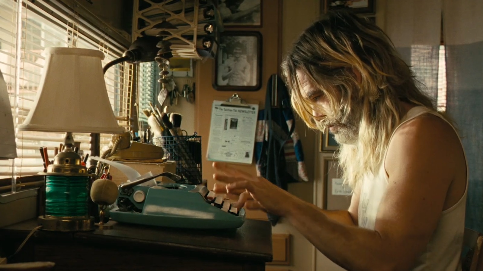Chris Pine diventa detective nel trailer di Poolman, il suo esordio alla regia