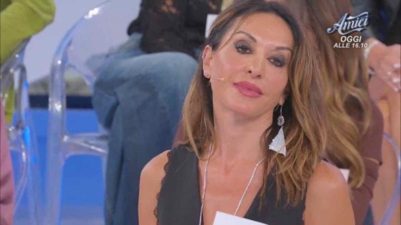 Uomini e donna: Scontro Tiziana e Tina 'Sei bloccata perché forse hai un uomo fuori'