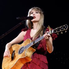 Taylor Swift: The Eras Tour - Taylor Swift in un romantico abito rosso