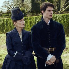 Mary & George: Julianne Moore e Nicholas Galitzine in una scena