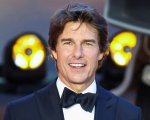 Tom Cruise mostra gli addominali scolpiti mentre scala l'Hollywood Sign