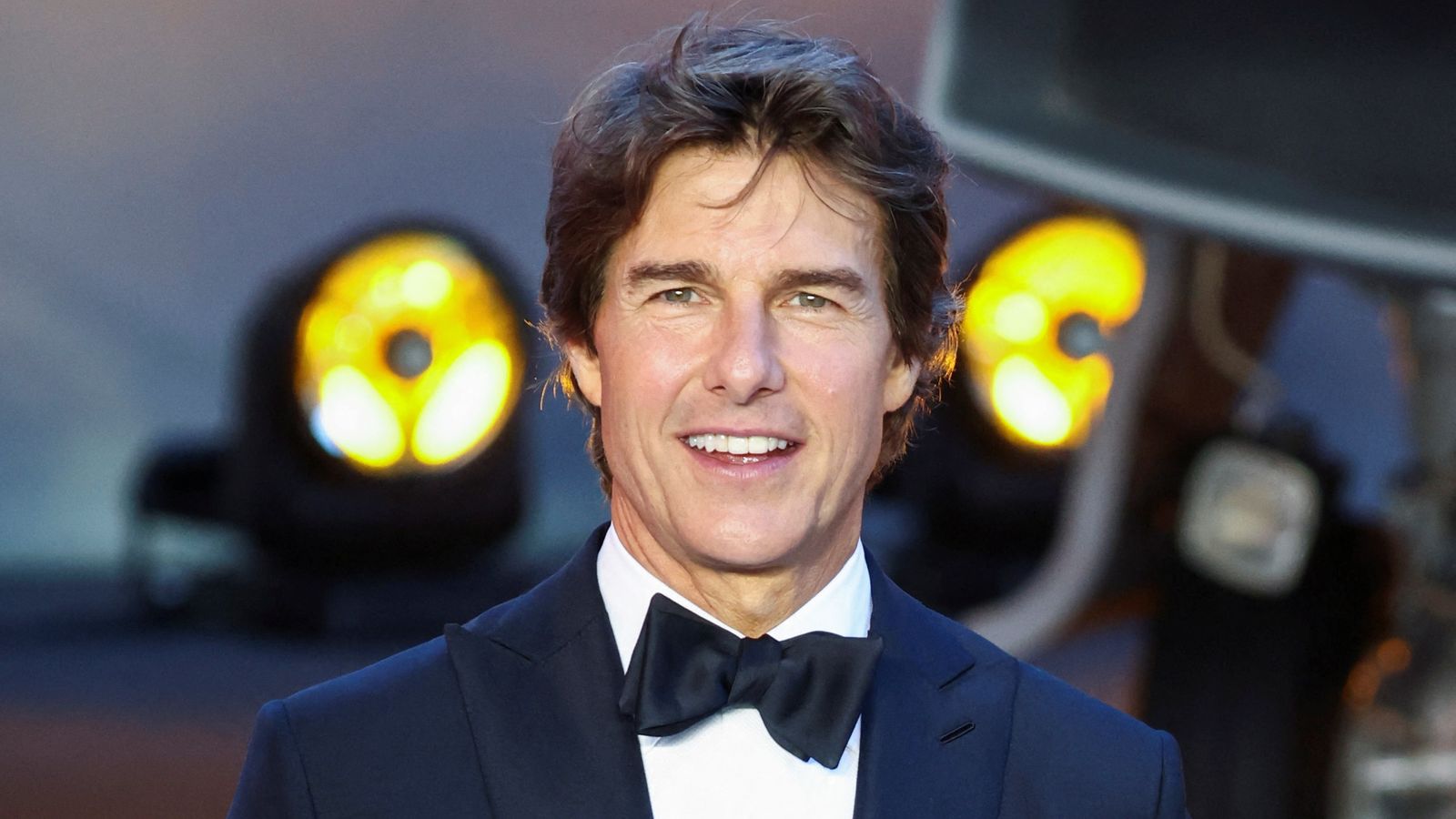 Tom Cruise mostra gli addominali scolpiti mentre scala l'Hollywood Sign