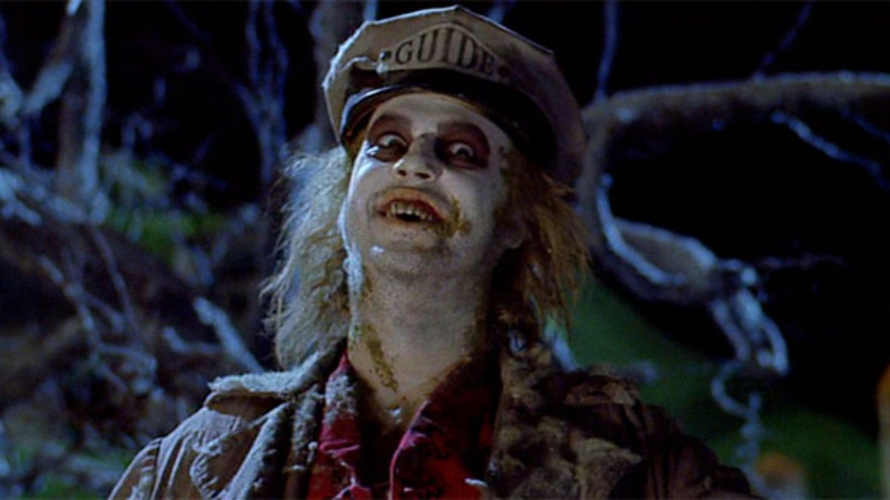 Beetlejuice 2: Michael Keaton è ancora lo 'spiritello porcello' nelle prime immagini del sequel di Tim Burton