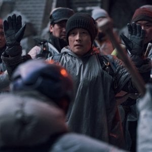 Concrete Utopia: Lee Byung-hun in una scena del disaster movie