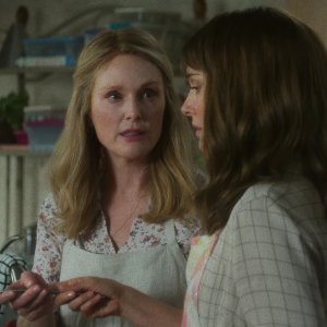 May December: Julianne Moore e Natalie Portman in una foto