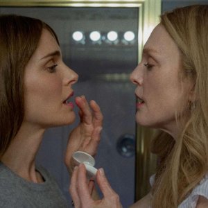 May December: Natalie Portman e Julianne Moore in una scena