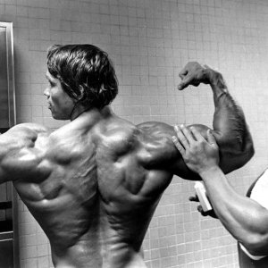 Uomo d'acciaio: i muscoli di Arnold Schwarzenegger