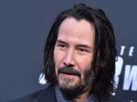 Keanu Reeves sfoggia un nuovo look sul set del film Outcome, diretto da Jonah Hill