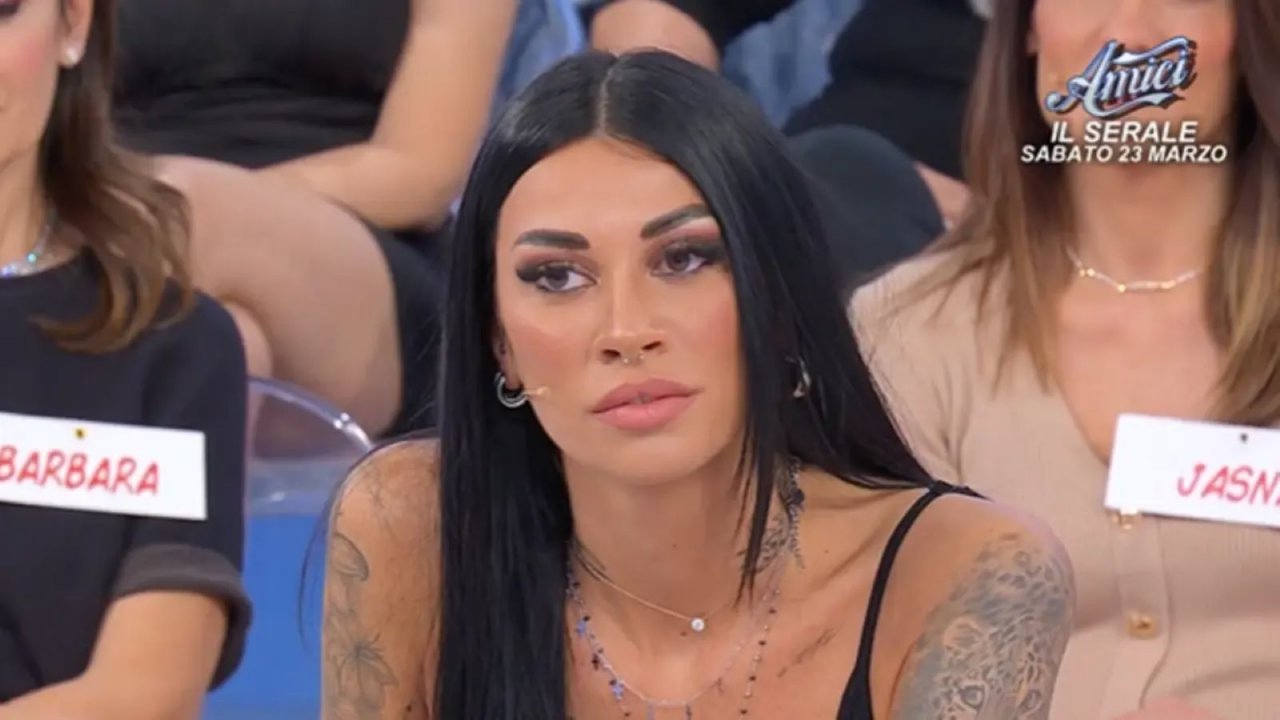 Uomini e donne: Gemma discute con Tina e Ida Platano, Daniele porta in esterna Gaia