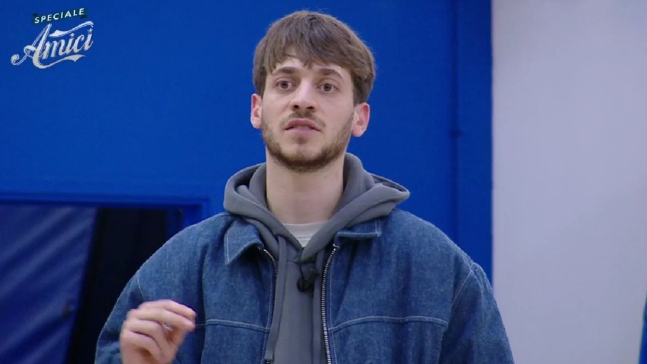 Amici 23: Holden insulta Rudi Zerby e lascia il programma alla vigilia del serale