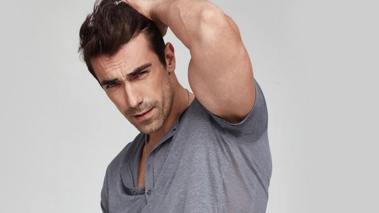 Chi è İbrahim Çelikkol l'attore turco che interpreta Hakan nella serie Terra Amara