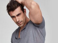 Chi è İbrahim Çelikkol l'attore turco che interpreta Hakan nella serie Terra Amara