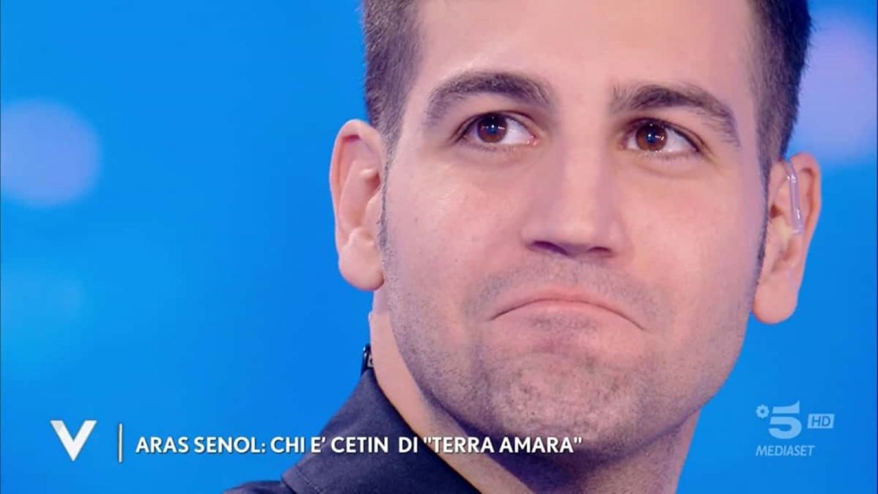 Isola dei famosi: Aras Senol, il Cetin di Terra Amara è il primo naufrago ufficiale del reality show.