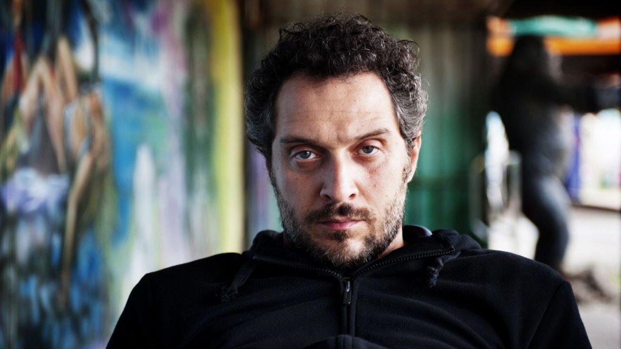 Un primo piano di Claudio Santamaria