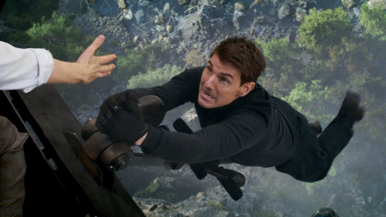 Mission: Impossible 8, Tom Cruise insanguinato e in fuga nelle foto e nei video dal set