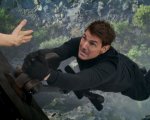 Mission: Impossible 8, Tom Cruise insanguinato e in fuga nelle foto e nei video dal set