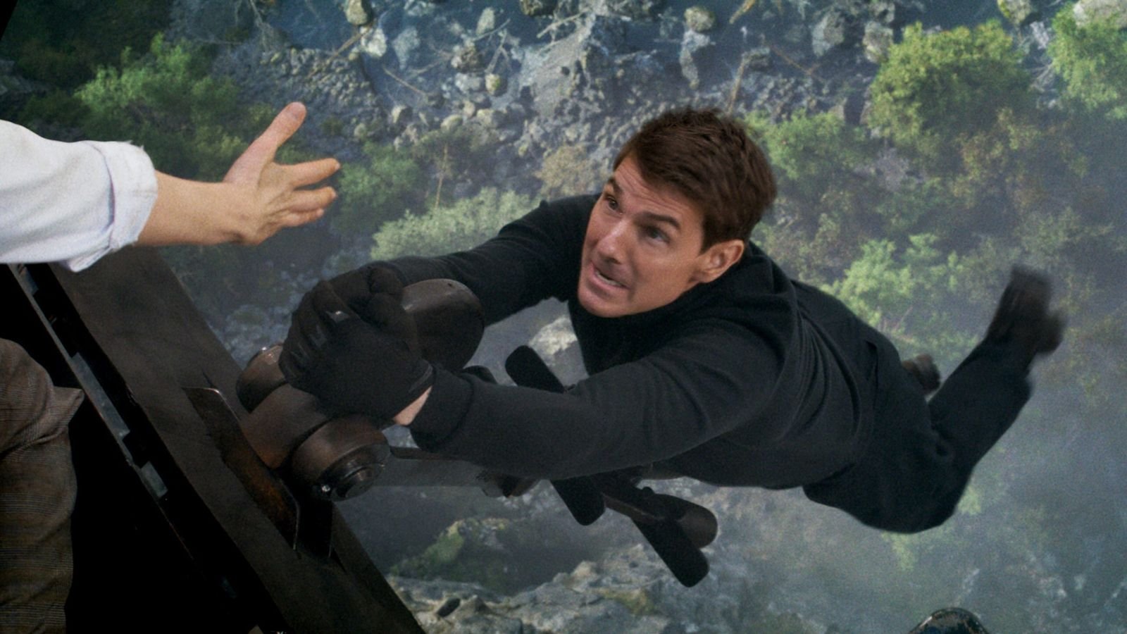 Mission: Impossibile 8, Tom Cruise insanguinato e in fuga nelle foto e nei video dal set