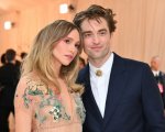 Primo figlio per Robert Pattinson, la star di The Batman e Suki Waterhouse sono diventati genitori