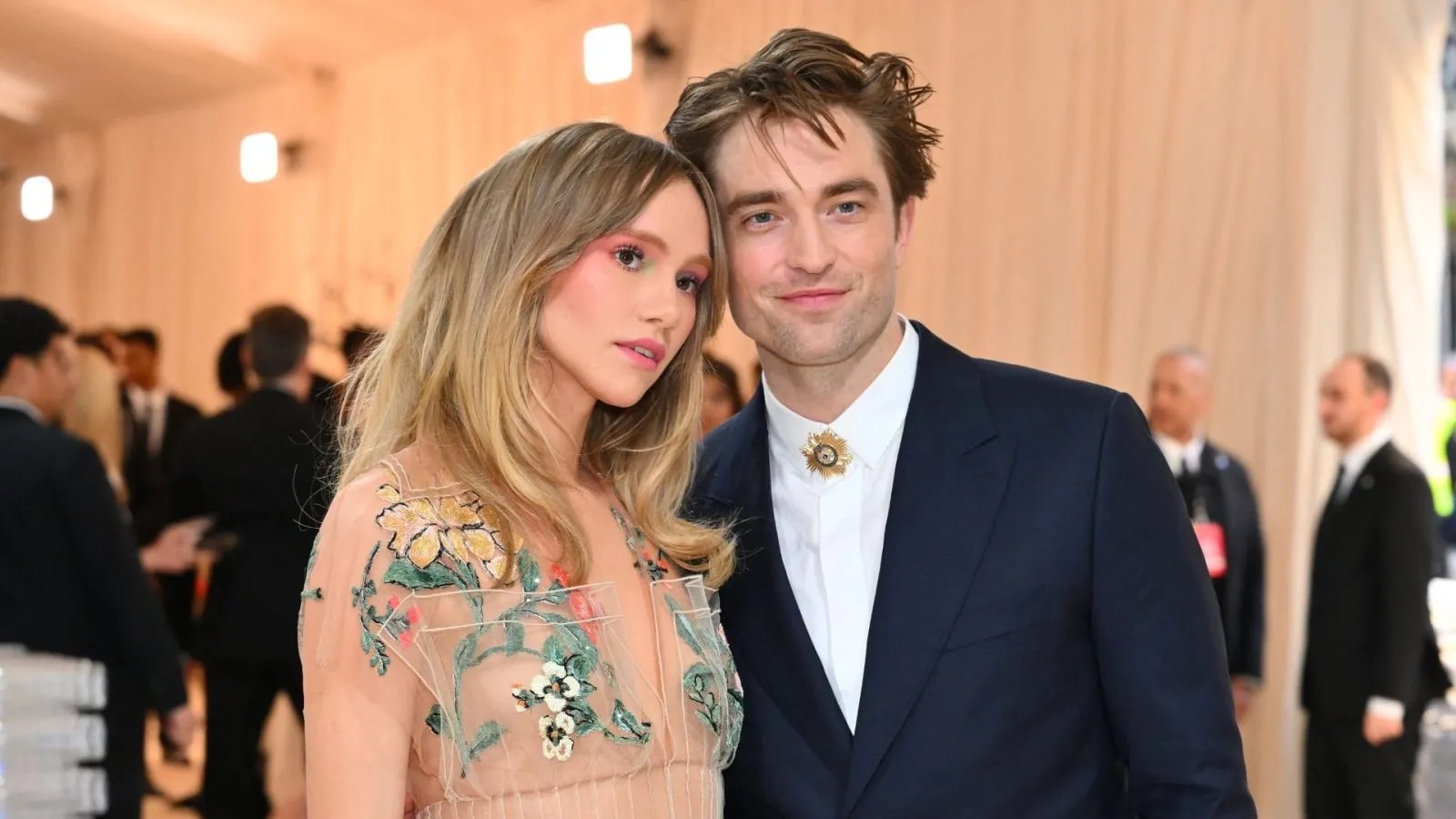 Primo figlio per Robert Pattinson, la star di The Batman e Suki Waterhouse sono diventati genitori