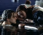 Titanic: la porta che salva Kate Winslet venduta all'asta per 718.750 dollari, battuta frusta di Indiana Jones