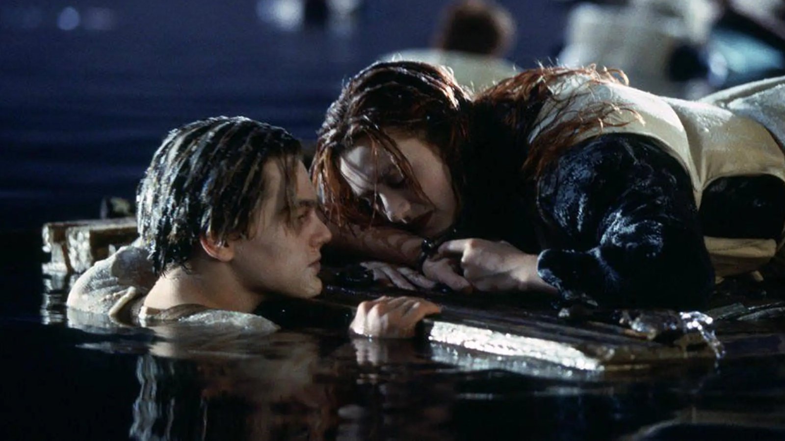 Titanic: la porta che salva Kate Winslet venduta all'asta per 718.750 dollari, battuta frusta di Indiana Jones
