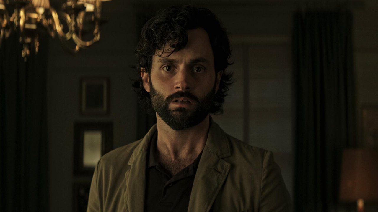 YOU, nuovo look per Penn Badgley nella prima immagine della quinta e ultima stagione Netflix