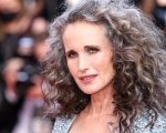 Andie MacDowell: 'Se fossi un uomo nessuno farebbe caso ai miei capelli grigi'