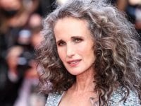 Andie MacDowell: 'Se fossi un uomo nessuno farebbe caso ai miei capelli grigi'