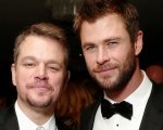 Matt Damon stringe la mano di Chris Hemsworth mentre si fa fare un tatuaggio, le mogli se la ridono (FOTO)
