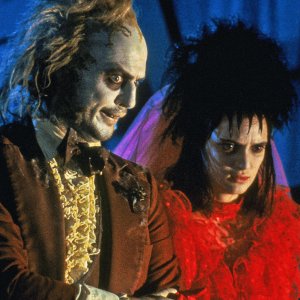 Beetlejuice - Spiritello porcello: Michael Keaton e Winona Ryder in una scena del film