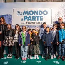 Un mondo a parte: Virginia Raffale e Antonio Albanese con i giovani attori del film a Pescasseroli