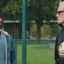 The Beautiful Game: Bill Nighy e Michael Ward durante una scena