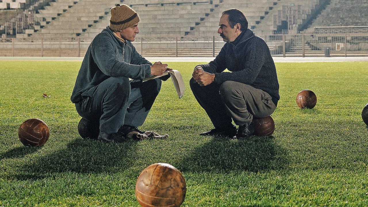 Zamora, la recensione: l'esordio di Neri Marcorè? Garbo, umorismo e il calcio che spiega la vita