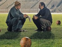 Zamora, la recensione: l'esordio di Neri Marcorè? Garbo, umorismo e il calcio che spiega la vita
