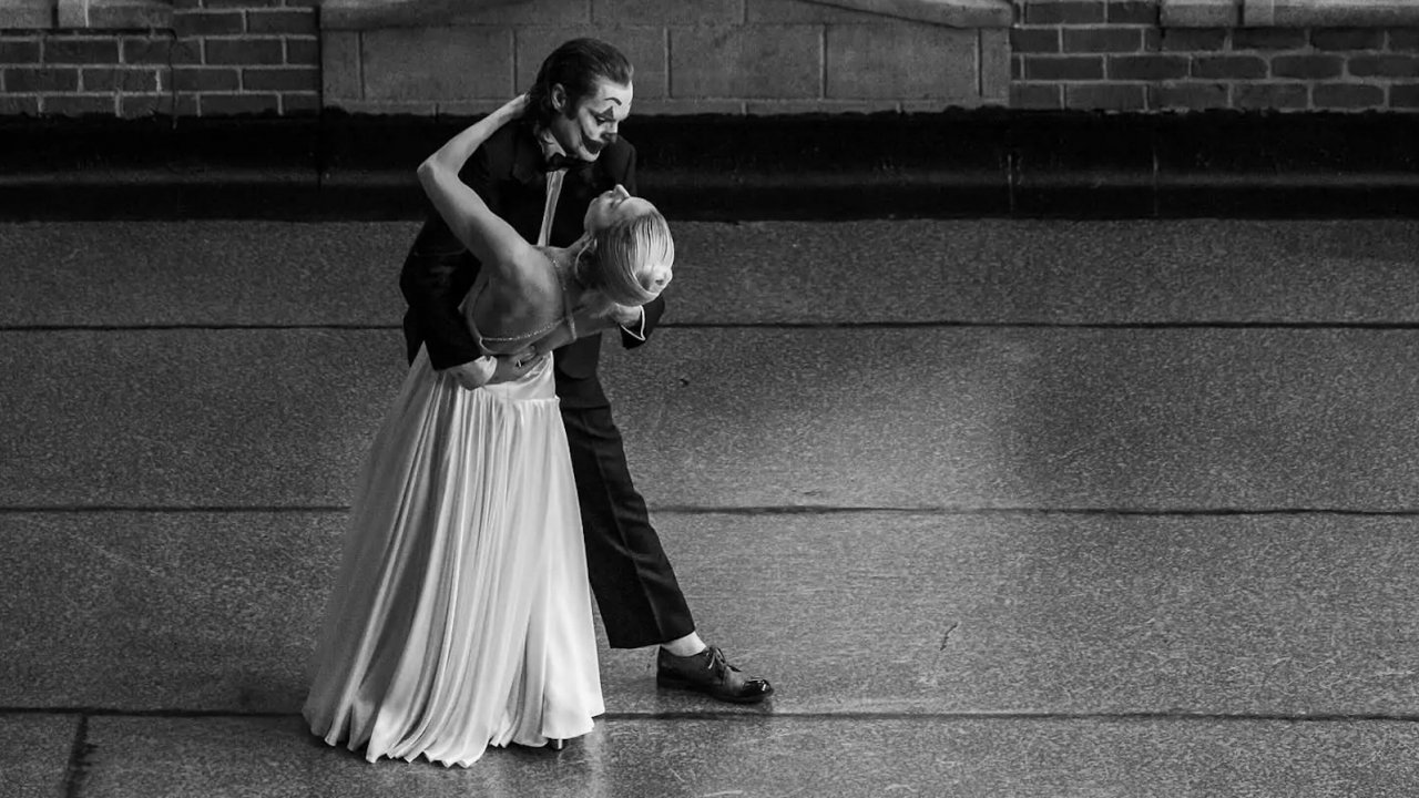 Joker: Folie à Deux, Joaquin Phoenix e Lady Gaga nel primo poster del sequel