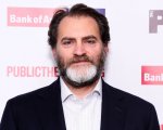 Michael Stuhlbarg colpito alla testa con una pietra da un uomo a Central Park