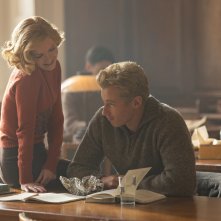 Erano ragazzi in barca: Callum Turner, Hadley Robinson in una scena