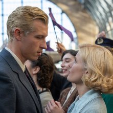 Erano ragazzi in barca: Callum Turner, Hadley Robinson in una scena del film