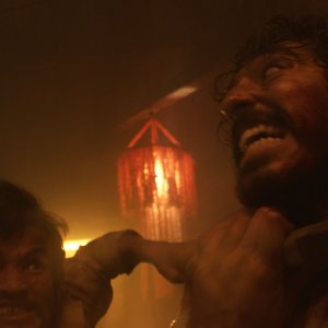 Monkey Man: Dev Patel in una scena