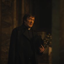 Omen - L'origine del presagio: Ralph Ineson in una scena